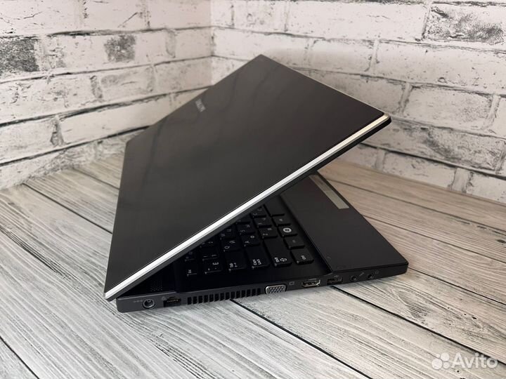 Офисный ноутбук Samsung 10RAM/i3(как новый)