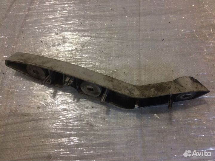 Кронштейн переднего бампера правый Ford Focus II