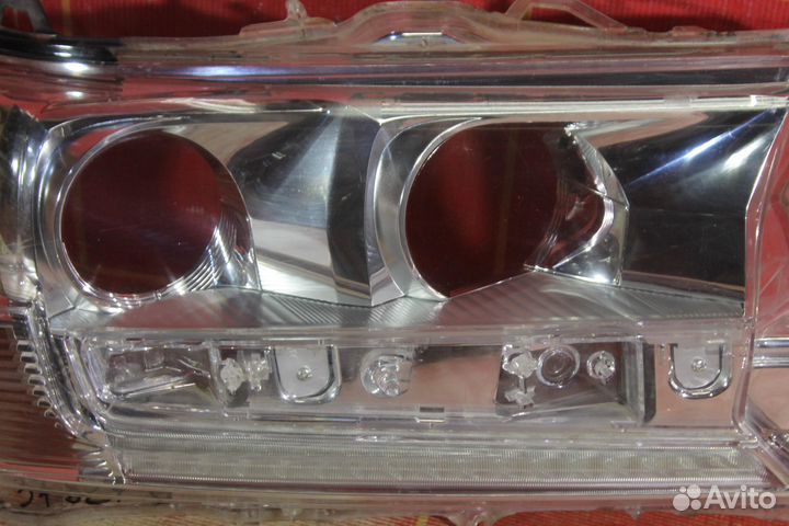 Стекло фары правой Toyota Land Cruiser