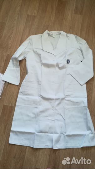 Белый медицинский халат