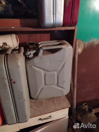 Продам 6 канистр для бензина (5*20 л, 1*10л)