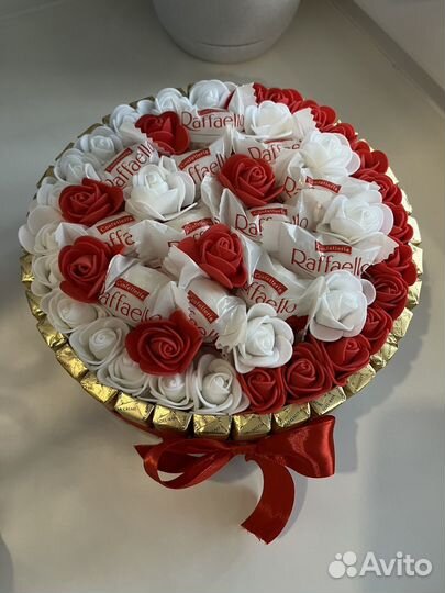 Сладкий подарок, торт из конфет