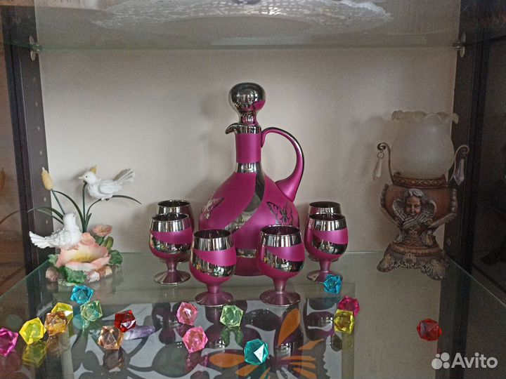Графин с рюмками, статуэтки, подсвечник