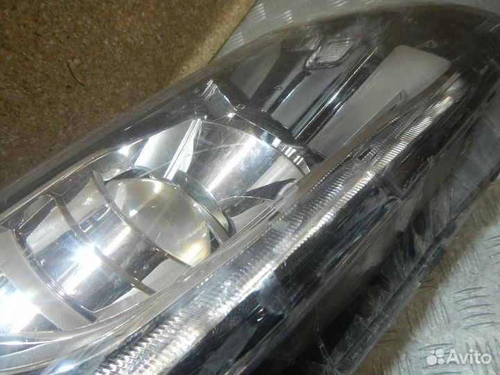 Фара правая Mitsubishi Outlander