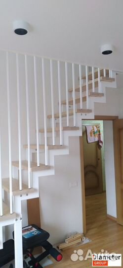 Угловая лестница с подиумными ступенями