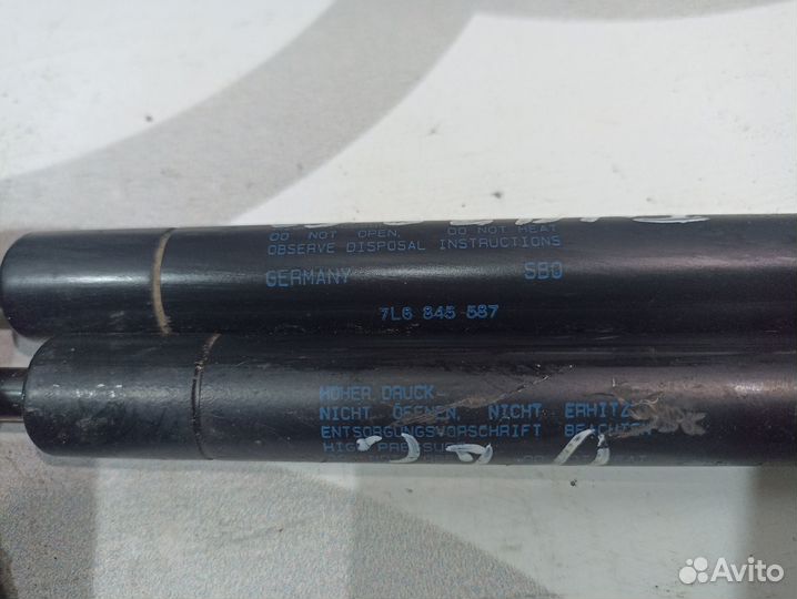 Амортизатор стекла багажника Volkswagen Touareg 7L