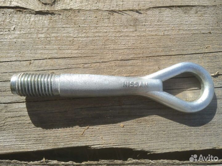 Буксировочный крюк на nissan