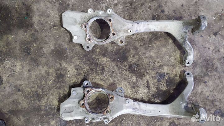 Кулак поворотный левый передний Ауди а8 д3