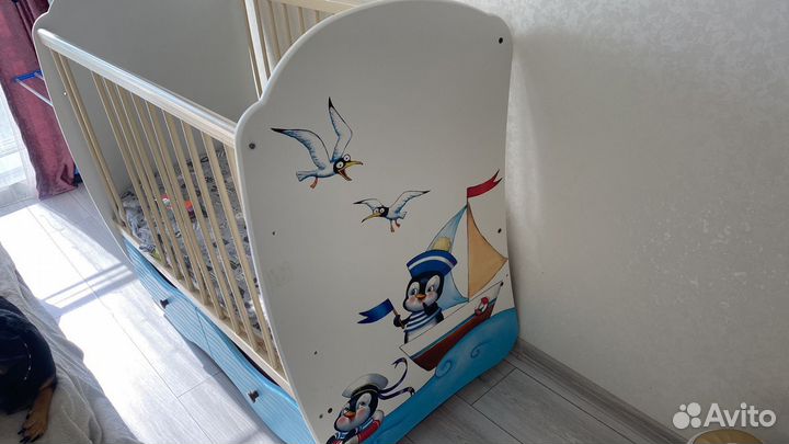 Детская кроватка с маятником и ящиком