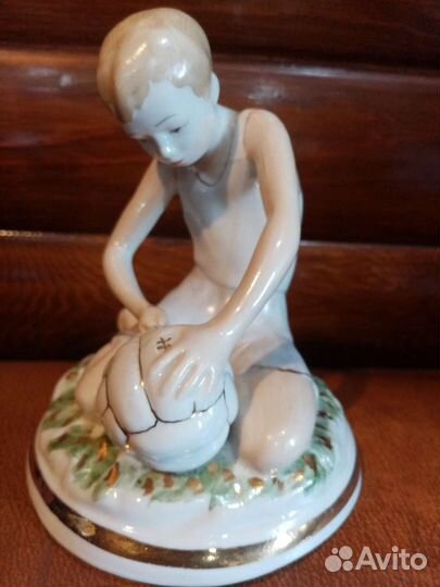 Статуэтки фарфоровые и разные фигурки