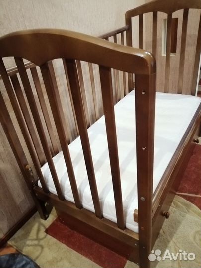Детская кроватка с маятником