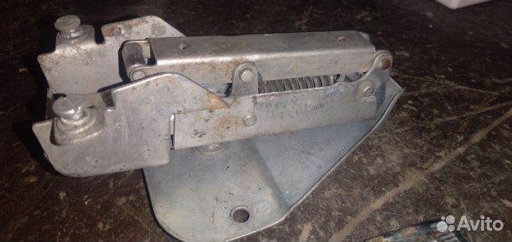 Дверная ручка с замком на холодильник Донбасс 2