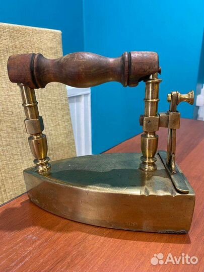 Старинные угольные утюги