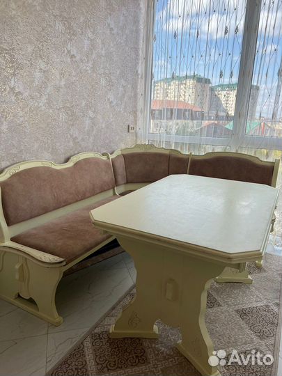 Угловой диван и стол кухня