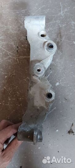 Кронштейн опоры двигателя правый Peugeot 308