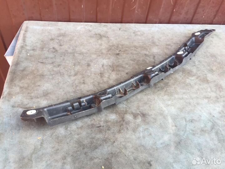 Кронштейн центральный заднего бампера Opel Astra H