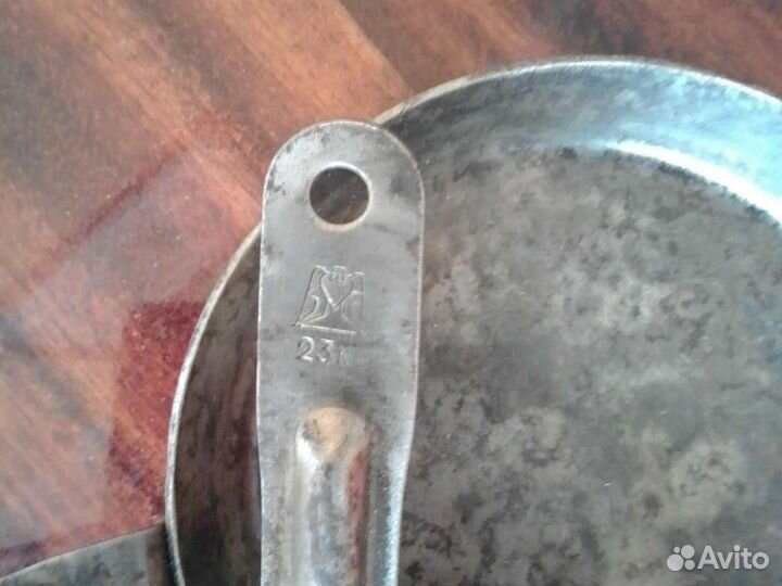 Сковородки и чайник