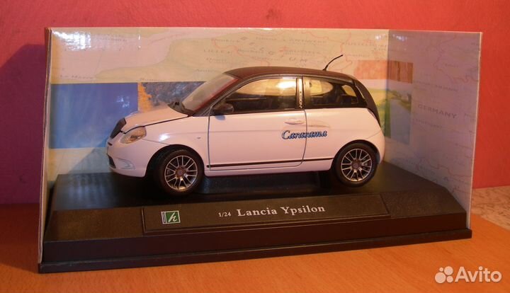 Коллекционная модель машины Lancia Ypsion N67