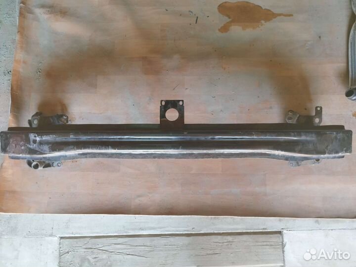 Усилитель переднего бампера Volkswagen golf 5