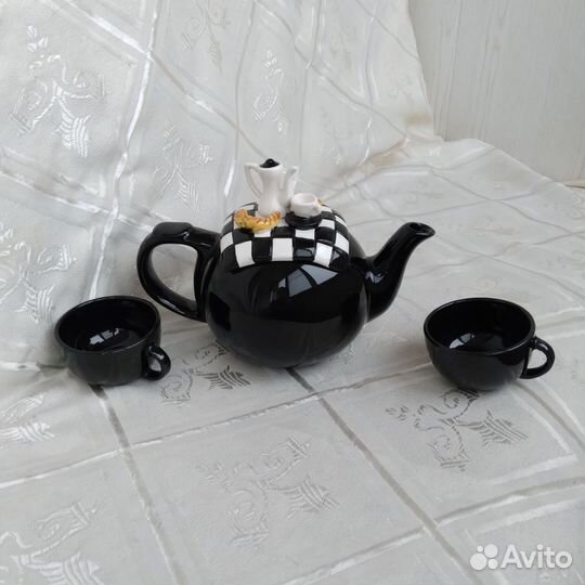 Заварочный чайник и 2 чашки