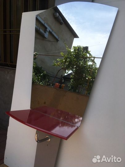 Стол, тумбочки, зеркала