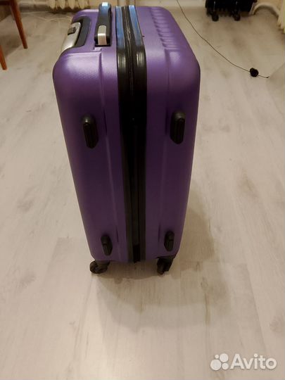 Чемодан на колесах размер m