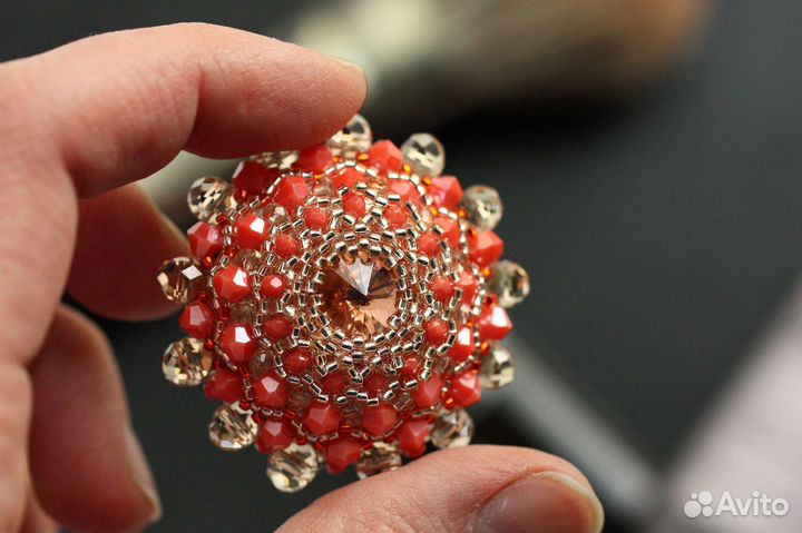 Коралловая брошь