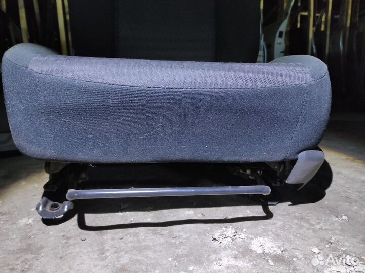 Переднее левое сидение Toyota Corolla 150