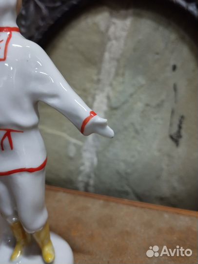 Фарфоровая статуэтка 
