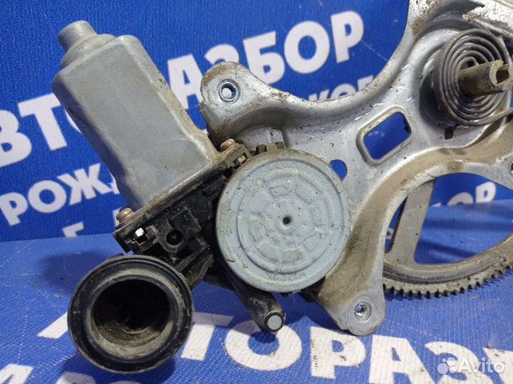 Передний правый стеклоподъемник Toyota Rav4