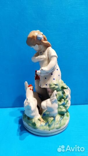 Фарфоровая статуэтка