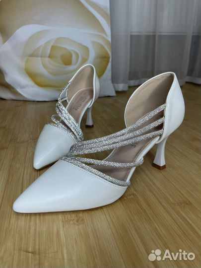 Туфли женские новые белые