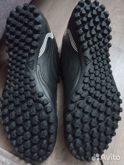 Футбольные бутсы adidas