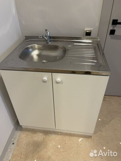 Напольный шкаф с мойкой и смесителем