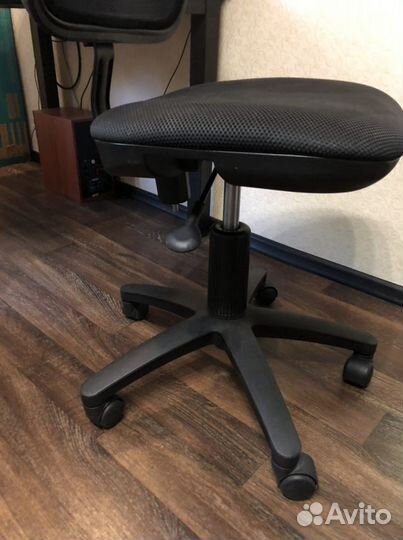 Офисный стул на колесиках Икея