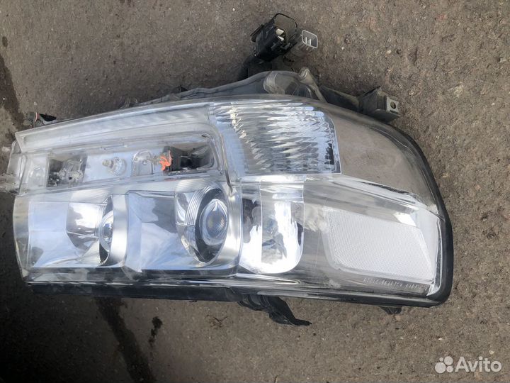 Фара правая на toyota land cruiser 200