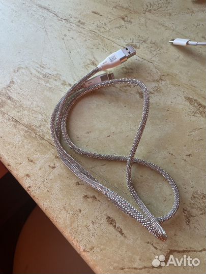 Провод для зарядки на iPhone