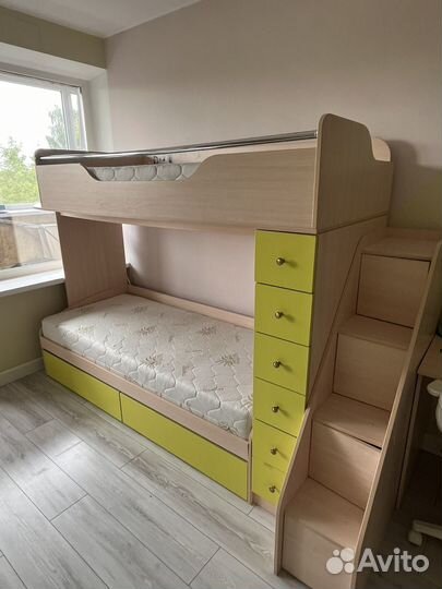 Кровать двухьярусная