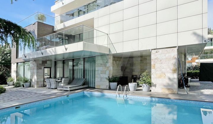 Коттедж 680 м² на участке 8,5 сот.