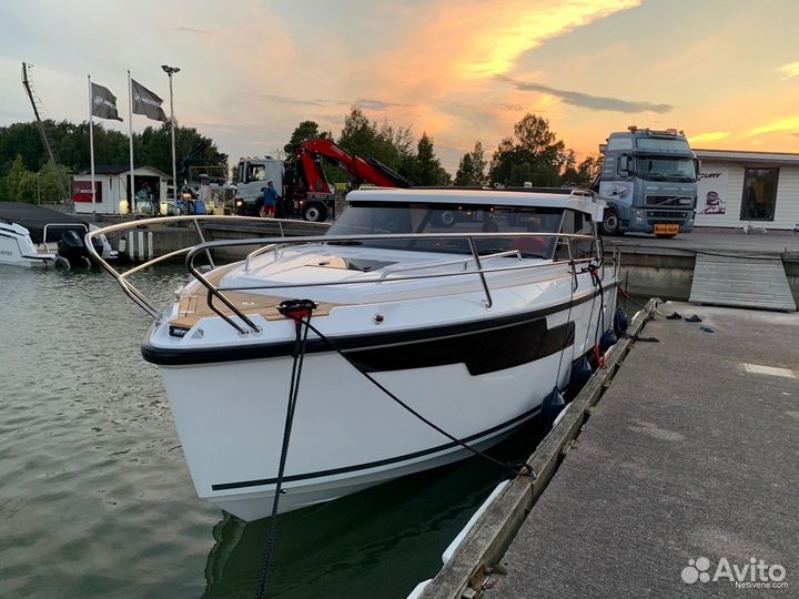 Круизный катер Aquador 300 HT с Yanmar 8LV 370 Z