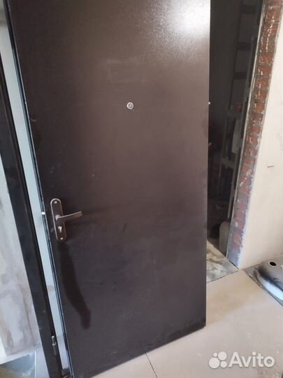 Дверь входная металлическая от застройщика