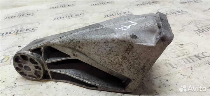 Кронштейн двигателя правый Audi Q7 2005