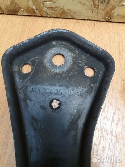 Крепление балки подвески правое Mercedes E-Class