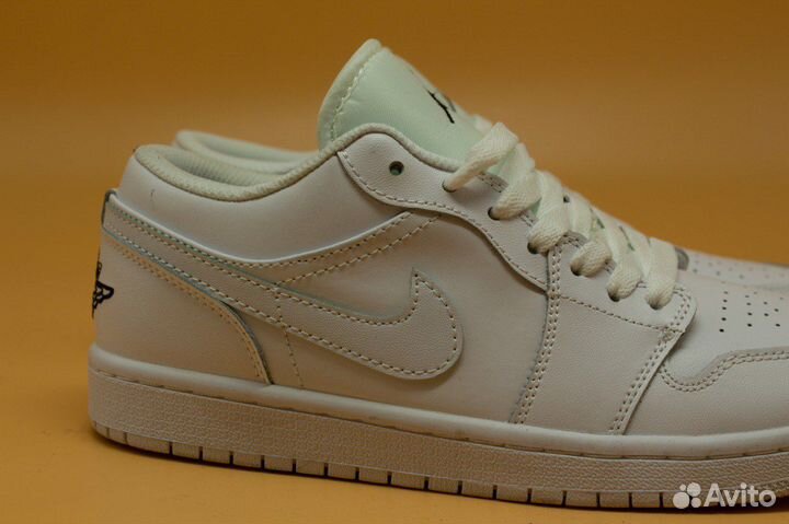 Кроссовки Wmns Air Jordan 1 Low white