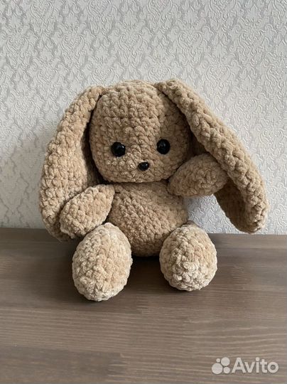 Плюшевый заяц вязаный