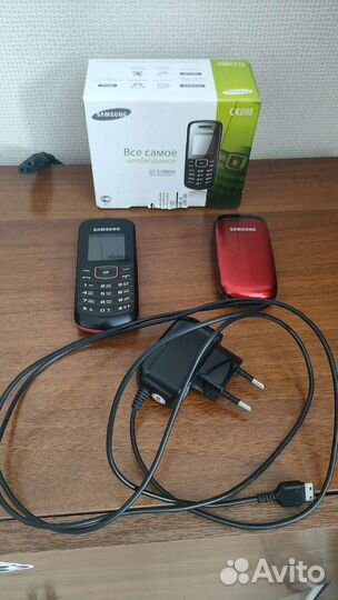 Боксерские перчатки, бинты, телефоны