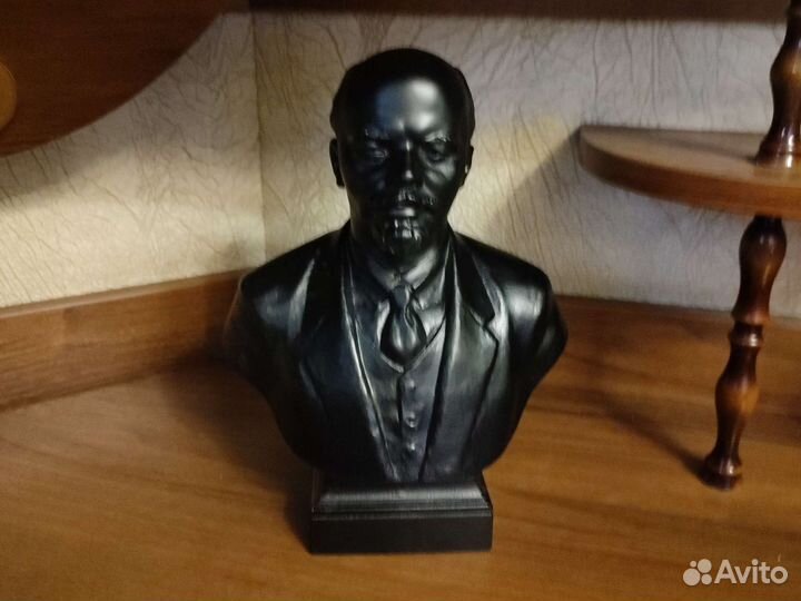 Бюст В. И. Ленина