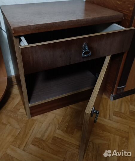 Тумбочка прикроватная