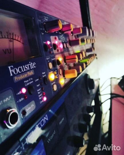 Запись песни в студии звукозаписи