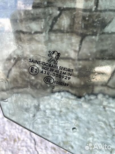 Стекло переднее правое Peugeot 308